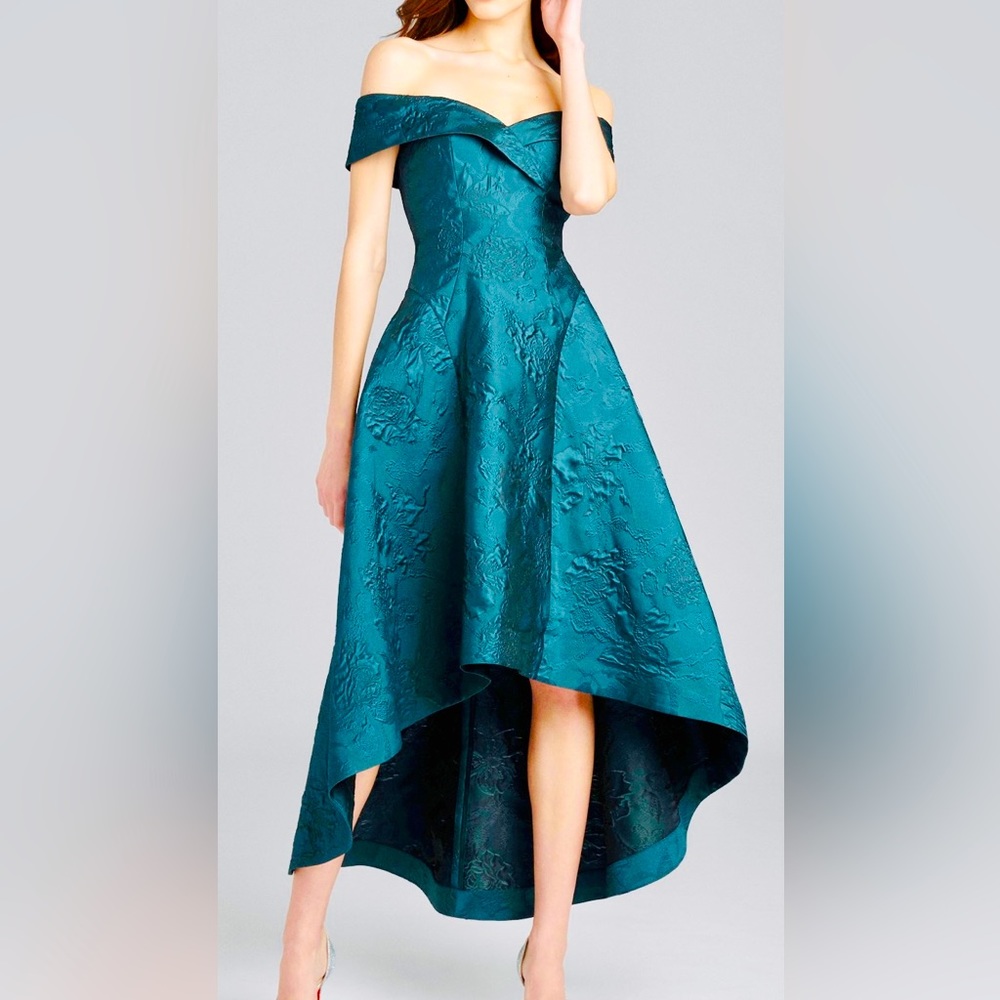 NWT $700 Teri Jon by Rickie Freeman elegant Emerald dress in size 6